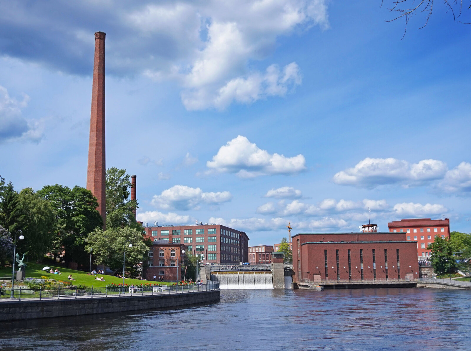 Tammerkoski ja vanhoja tehdasrakennuksia Tampereella